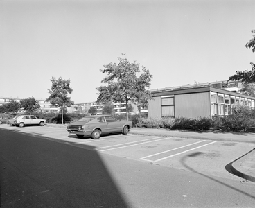 882065 Gezicht op een open terrein aan de Camposdreef te Utrecht, met rechts een tijdelijk schoolgebouw.